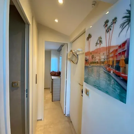 Vue A Gigaro, Apartment